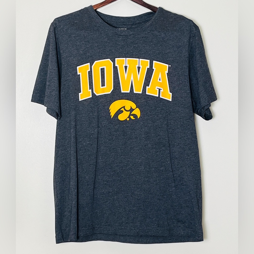 University Of Iowa T-Shirt Men’s Large Gray Hawkeyes Logo NCAA March Madness
